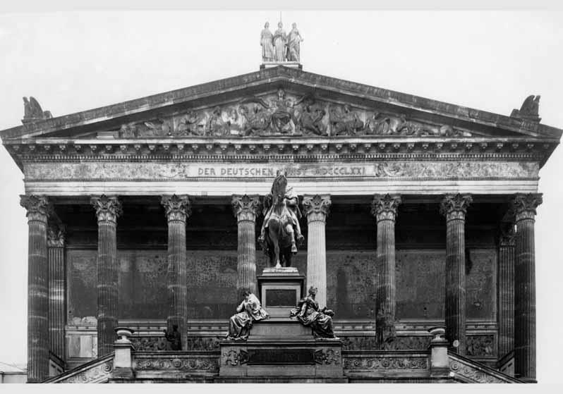 Blick von Süd-Osten auf den Eingangsbereich der Nationalgalerie mit dem Reiterstandbild von Alexander Calandrelli und eingesetzter Sandsteinsäule anlässlich der Wiederherstellung der Frontseite