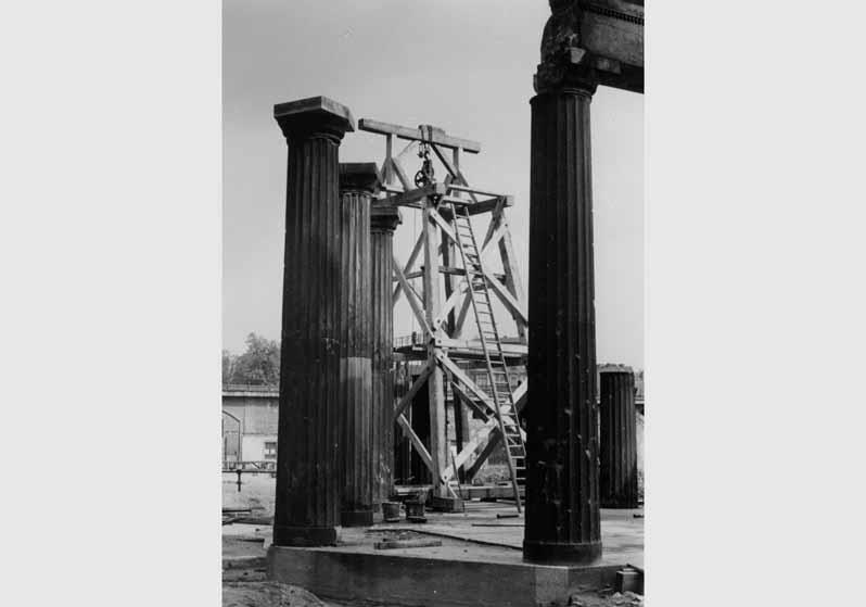 Blick von Süden auf Instandsetzungsarbeiten der Kolonnaden auf der Museumsinsel