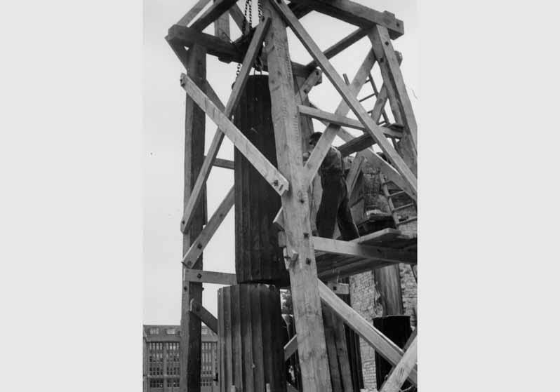 Arbeiter beim Aufbau einer Säule der Kolonnade auf der Museumsinsel