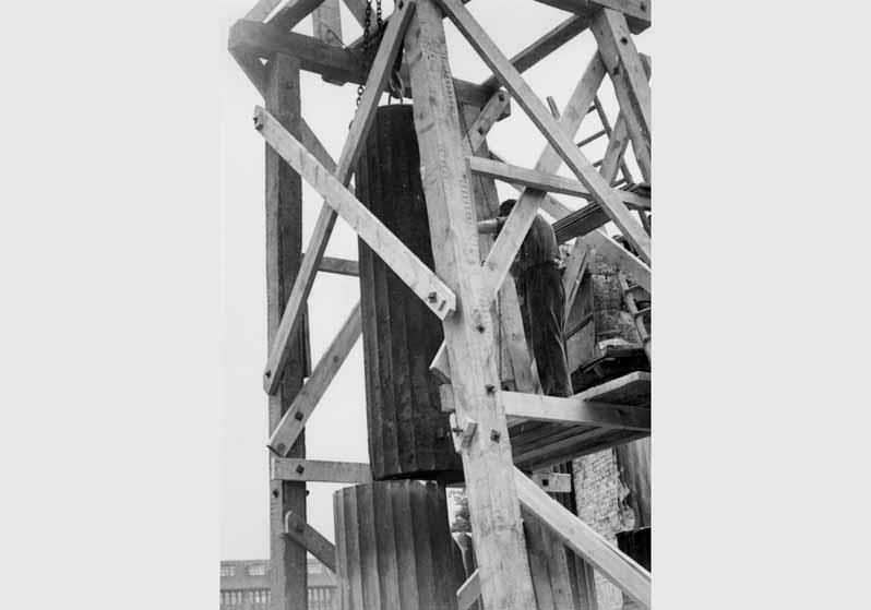Arbeiter beim Aufbau einer Säule der Kolonnade auf der Museumsinsel