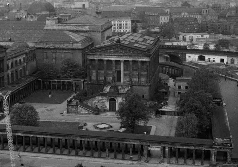 Blick von Süd-Osten vom Dach des Alten Museums auf die Nationalgalerie