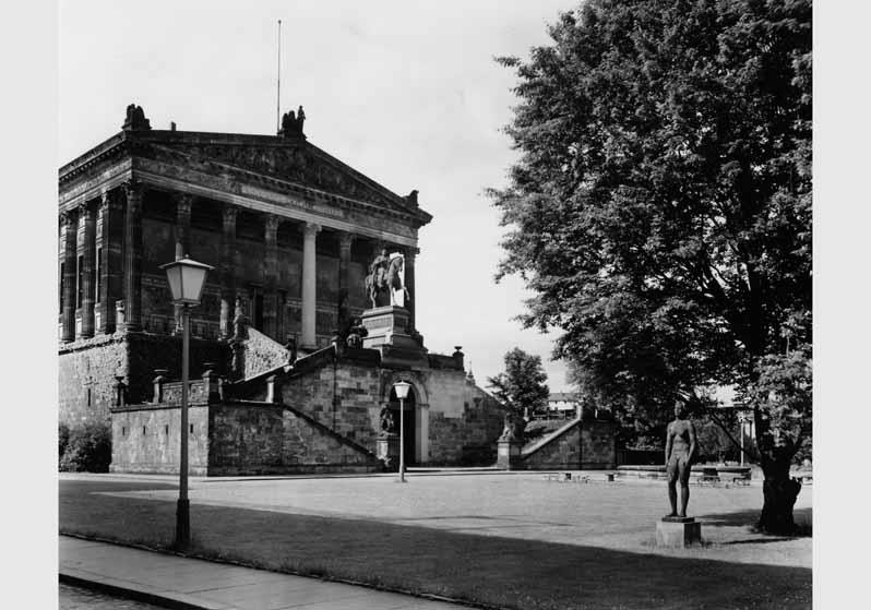 Blick von Süden auf den Eingangsbereich der Nationalgalerie mit der Freitreppe, dem Reiterstandbild von Alexander Calandrelli und der Plastik von Georg Kolbe "Die Stehende"