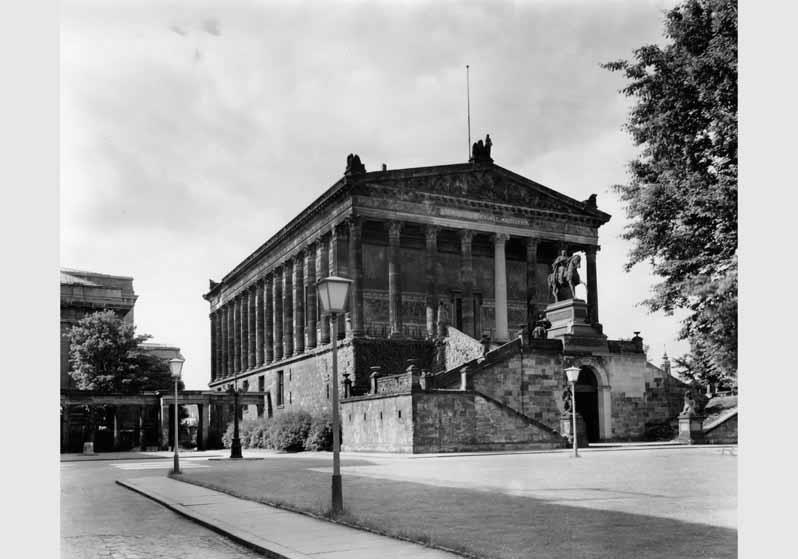 Blick von Süden auf den Eingangsbereich der Nationalgalerie mit der Freitreppe und dem Reiterstandbild von Alexander Calandrelli