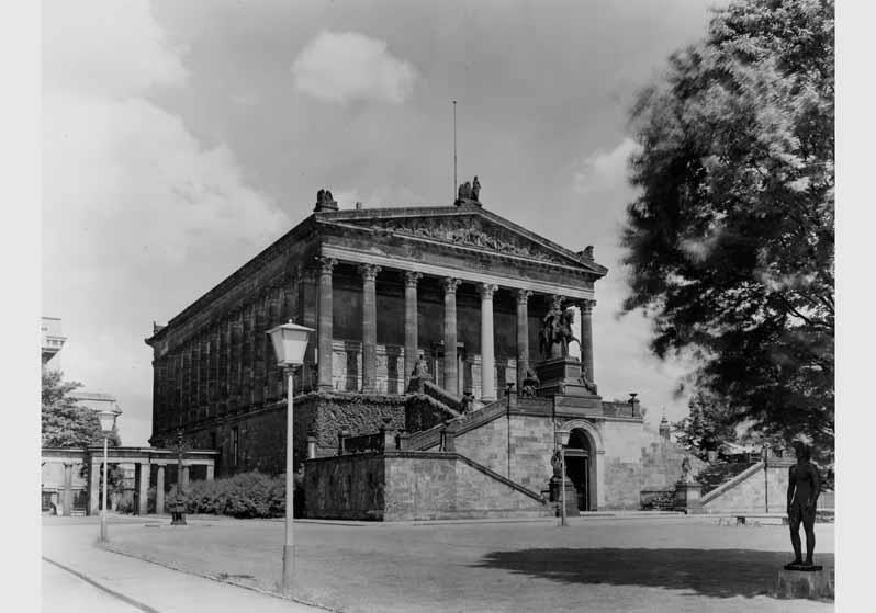 Blick von Süden auf den Eingangsbereich der Nationalgalerie mit der Freitreppe, dem Reiterstandbild von Alexander Calandrelli un der Plastik von Georg Kolbe "Die Stehende"