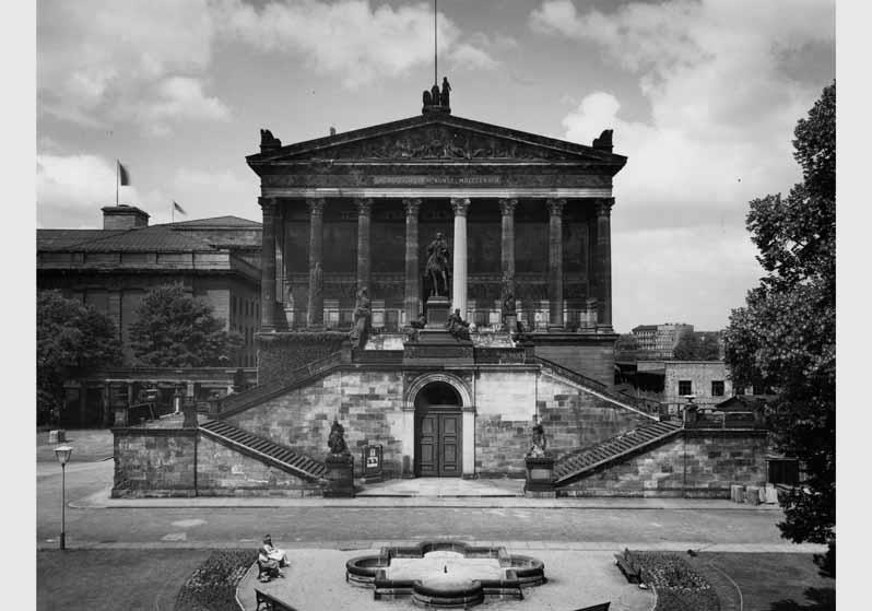 Blick von Süd-Osten auf die Nationalgalerie mit der Freitreppe und dem Reiterstandbild von Alexander Calandrelli