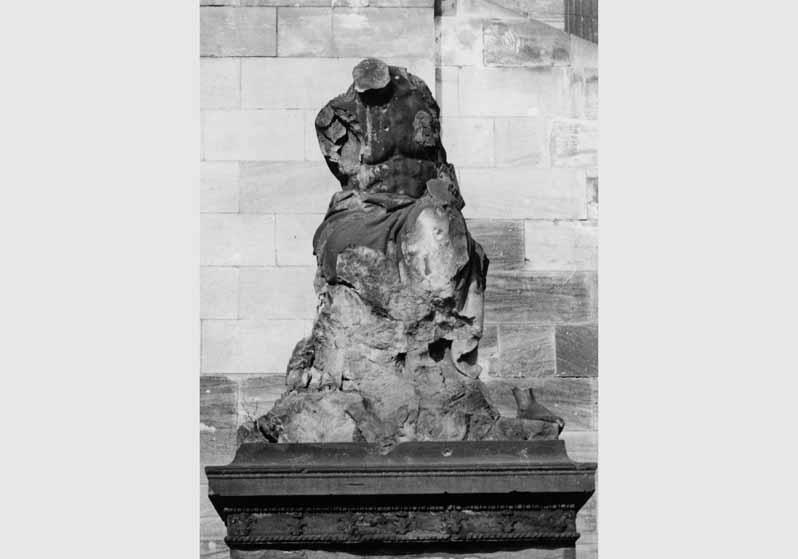 Blick auf die zerstörte Plastik von Moritz Schulz an der Freitreppe der Nationalgalerie