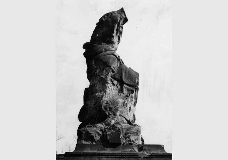 Blick auf die zerstörte Plastik von Moritz Schulz an der Freitreppe der Nationalgalerie