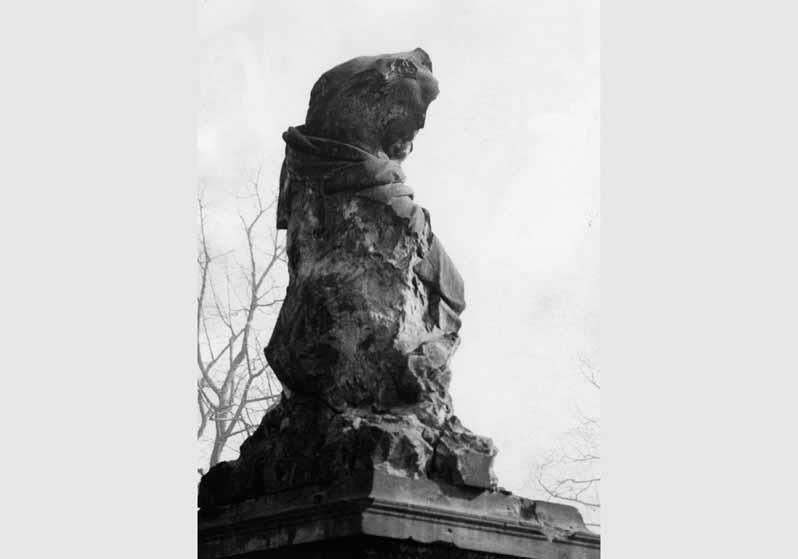 Blick auf die zerstörte Plastik von Moritz Schulz an der Freitreppe der Nationalgalerie