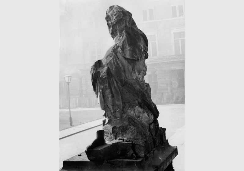 Blick auf die zerstörte Plastik von Moritz Schulz an der Freitreppe der Nationalgalerie