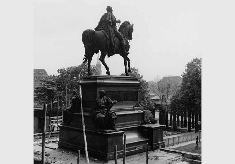 Blick von Süd-Westen auf das Reiterstandbild von Alexander Calandrelli an der Freitreppe der Nationalgalerie