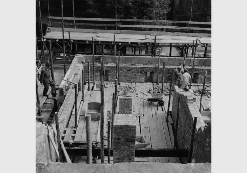 Bauarbeiten an der zerstörten Freitreppe der Nationalgalerie