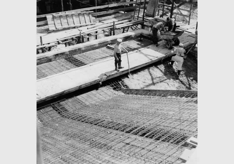 Arbeiter beim Wiederaufbau der Freitreppe der Nationalgalerie