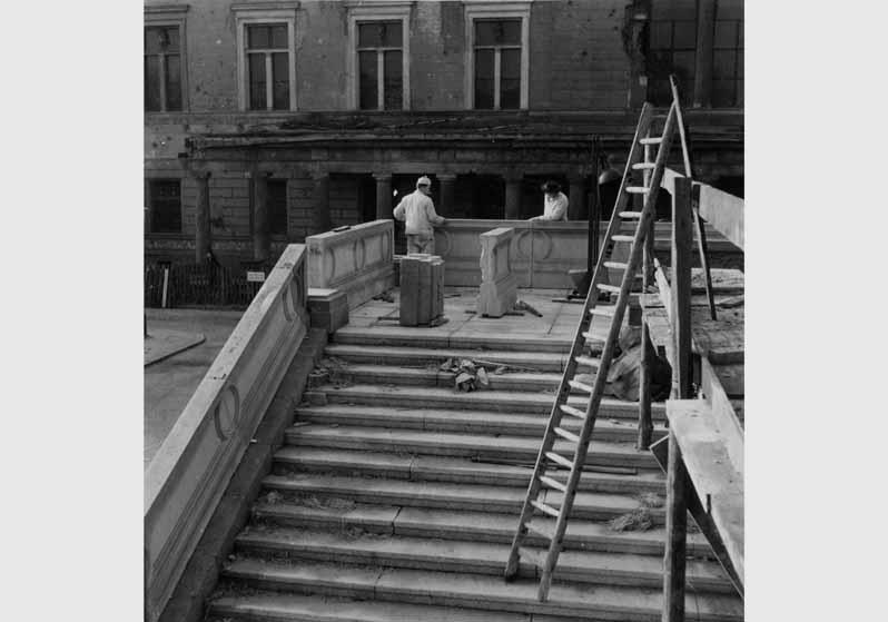 Arbeiter beim Aufbau des Geländers der Freitreppe der Nationalgalerie