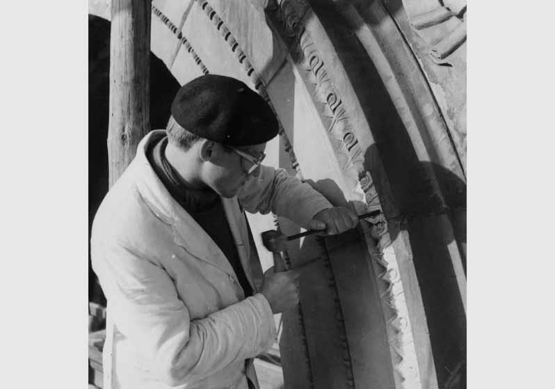 Steinmetz bei der Restaurierungsarbeiten am Eingangsportal der Nationalgalerie