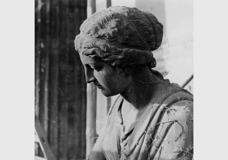 Blick auf die Sandsteinfigur von Karl Adalbert Moser an der Freitreppe der Nationalgalerie