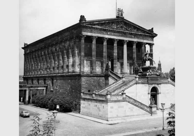 Blick von Süden auf die Nationalgalerie mit der Freitreppe und dem Reiterstandbild von Alexander Calandrelli