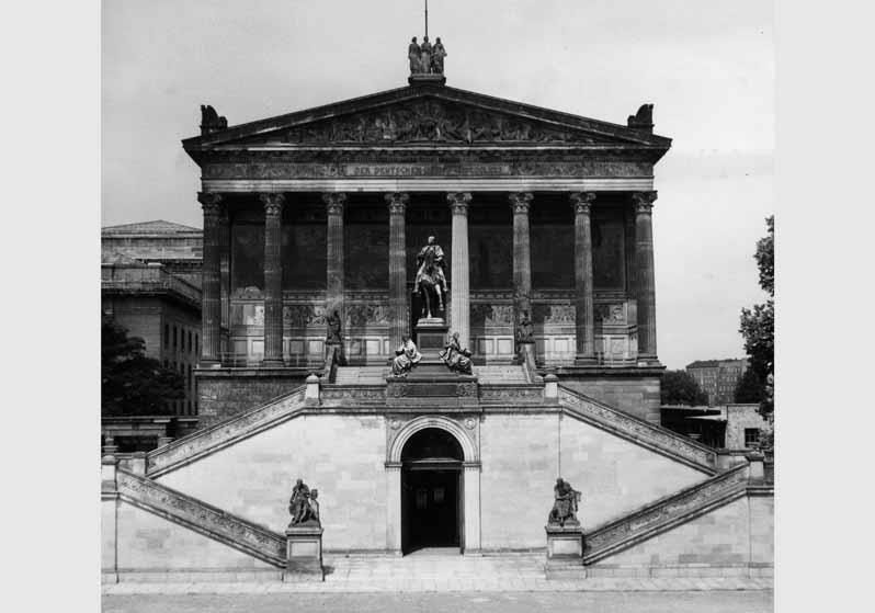 Blick von Süd-Osten auf die Nationalgalerie mit der Freitreppe und dem Reiterstandbild von Alexander Calandrelli