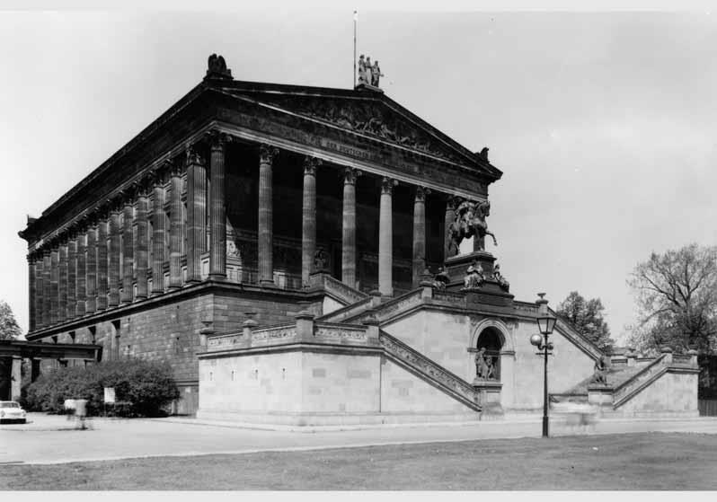Blick von Süden auf die Nationalgalerie mit der Freitreppe und dem Reiterstandbild von Alexander Calandrelli