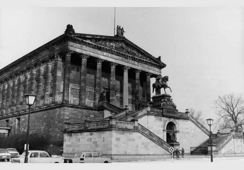 Blick von Süden auf die Nationalgalerie mit der Freitreppe und dem Reiterstandbild von Alexander Calandrelli