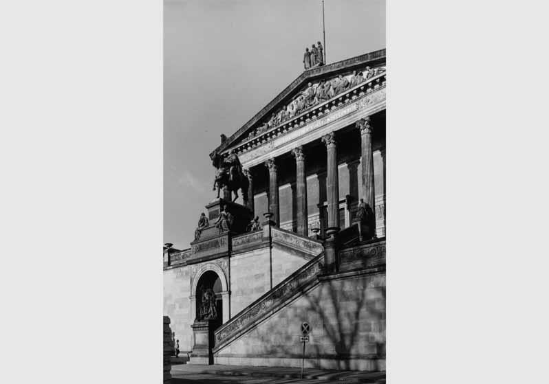 Blick von Osten auf die Vorderfront der Nationalgalerie mit der Freitreppe und dem Reiterstandbild von Alexander Calandrelli