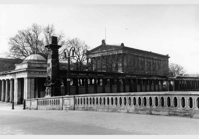 Blick von der Friedrichsbrücke durch die Kolonnaden auf die Nationalgalerie