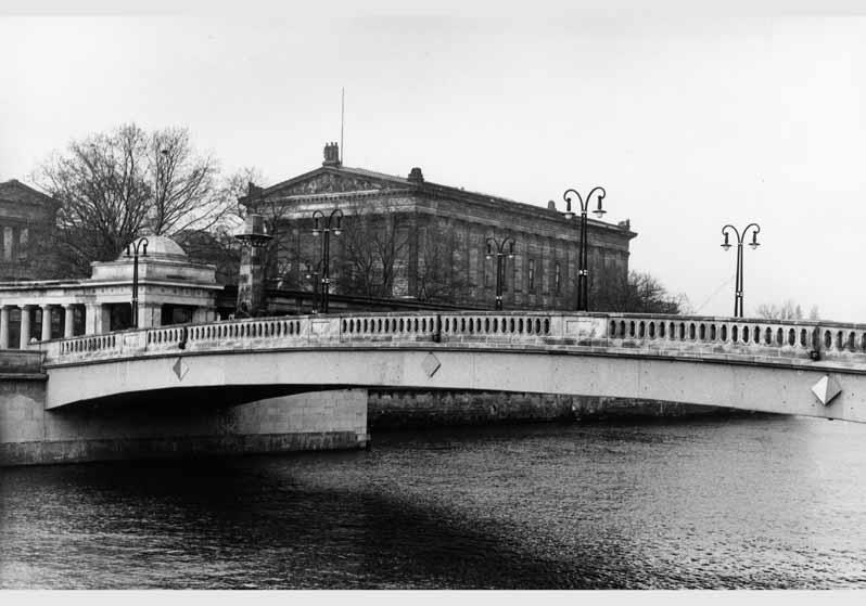 Blick von Osten über die Friedrichsbrücke zur Nationalgalerie