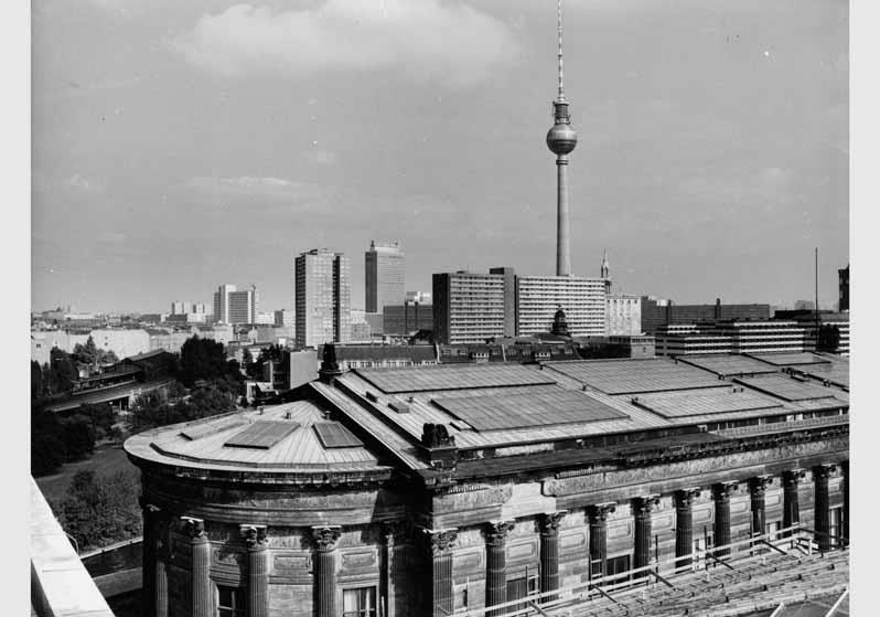 Blick vom Pergamonmuseum auf das Dach und die Westfassade der Nationalgalerie