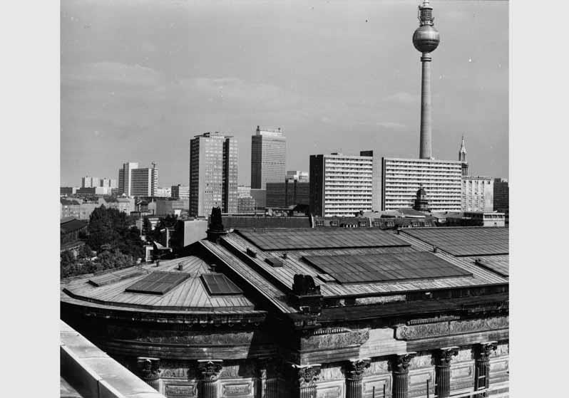 Blick vom Pergamonmuseum auf das Dach und die Westfassade der Nationalgalerie