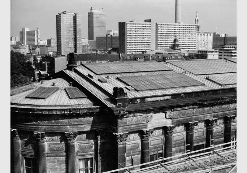 Blick vom Pergamonmuseum auf das Dach und die Westfassade der Nationalgalerie mit der Apsis