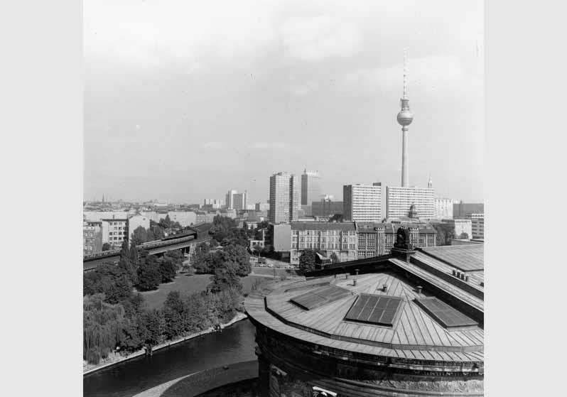 Blick vom Dach des Pergamonmuseums auf das Dach und die Apsis der Nationalgalerie