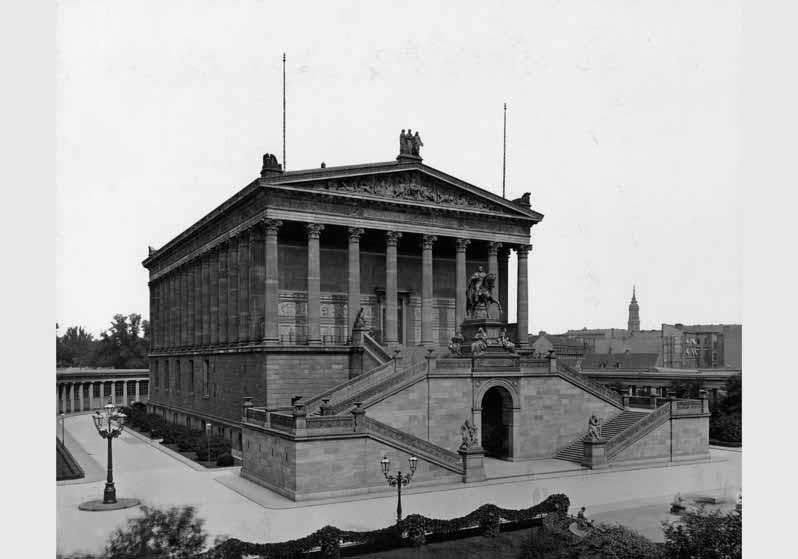 Blick von Südwesten auf die Nationalgalerie mit dem Reiterstandbild von Alexander Calandrelli