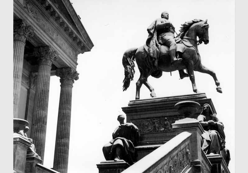 Schneebedecktes Reiterstandbild von Alexander Calandrelli mit Teil des Giebels der Nationalgalerie