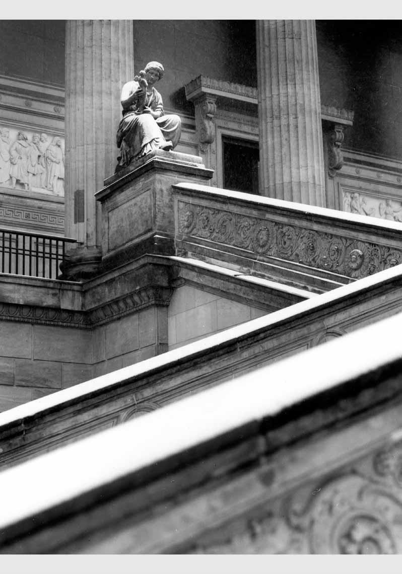 Schneebedeckte Sandsteinfigur von Karl Adalbert Moser an der Freitreppe der Nationalgalerie