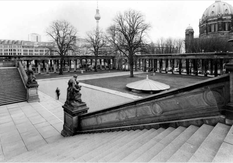 Blick von der Freitreppe der Nationalgalerie auf die Kolonnaden, den Berliner Dom und den Fernsehturm