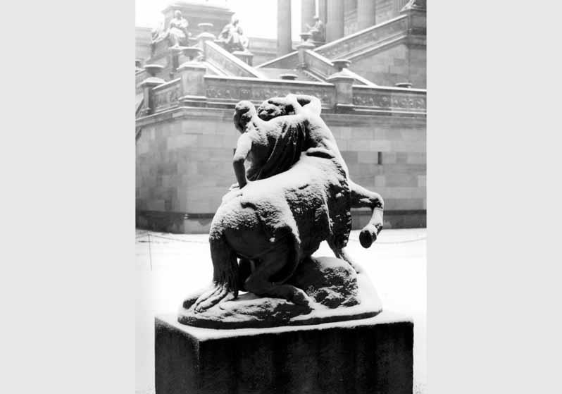 Schneebedeckte Plastik von Reinhold Begas "Centaur und Nymphe" vor der Freitreppe der Nationalgalerie