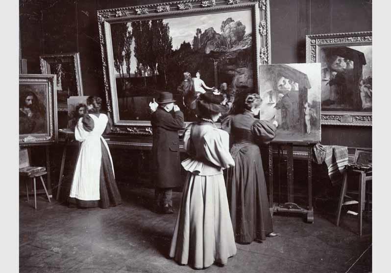 Kopistinnen in den Ausstellungsräumen der Nationalgalerie