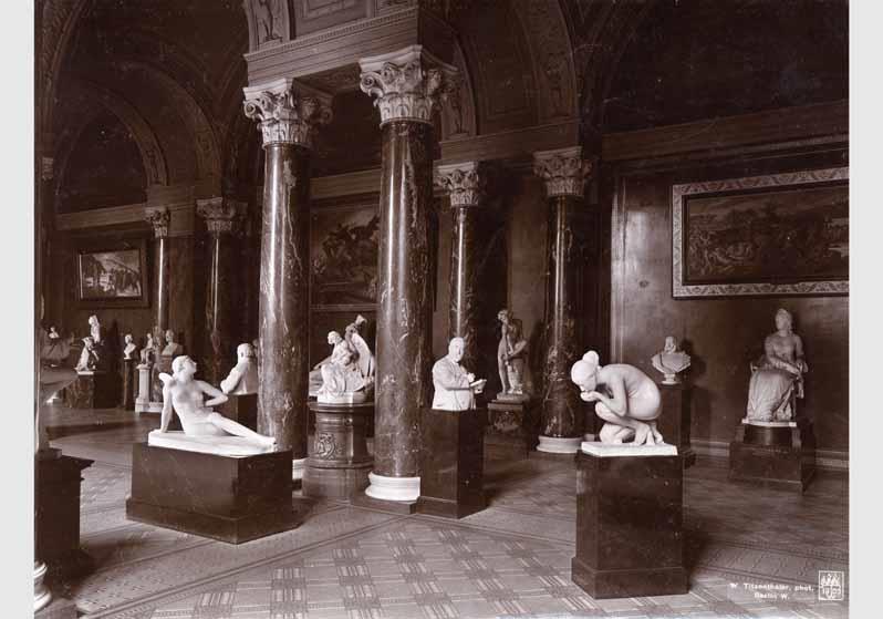 Blick in die Ausstellung der Nationalgalerie, Säulenhalle