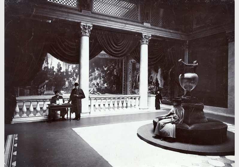 Besucher im Vorsaal der Nationalgalerie