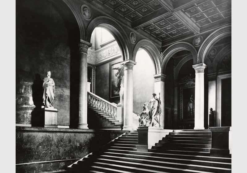 Blick in die Eingangshalle der Nationalgalerie