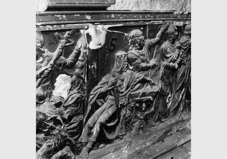 Blick auf den "Kulturgeschichtlichen Fries" von Otto Geyer im Treppenhaus der Nationalgalerie