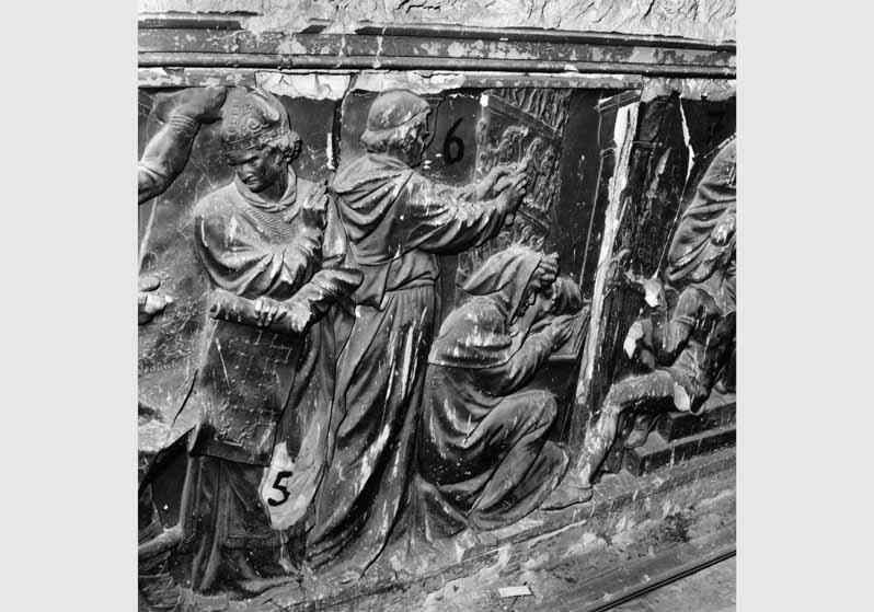 Blick auf den "Kulturgeschichtlichen Fries" von Otto Geyer im Treppenhaus der Nationalgalerie