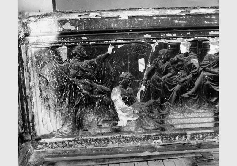 Blick auf den "Kulturgeschichtlichen Fries" von Otto Geyer im Treppenhaus der Nationalgalerie