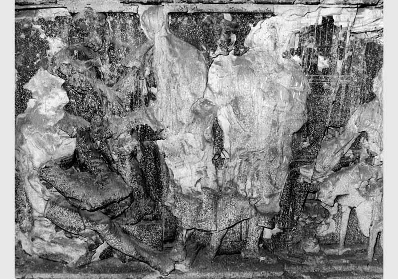 Blick auf den "Kulturgeschichtlichen Fries" von Otto Geyer im Treppenhaus der Nationalgalerie