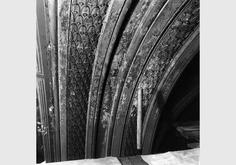 Blick auf das zum Teil zerstörte Deckengemälde "Die Nibelungen-Sage" von Ernst Ewald in der Querhalle der Nationalgalerie