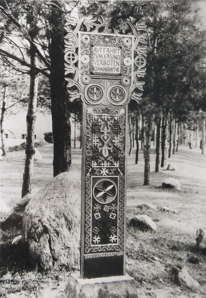 Tatarisches Straßenschild "Auffahrt zum Kasino verboten Kommandantur"