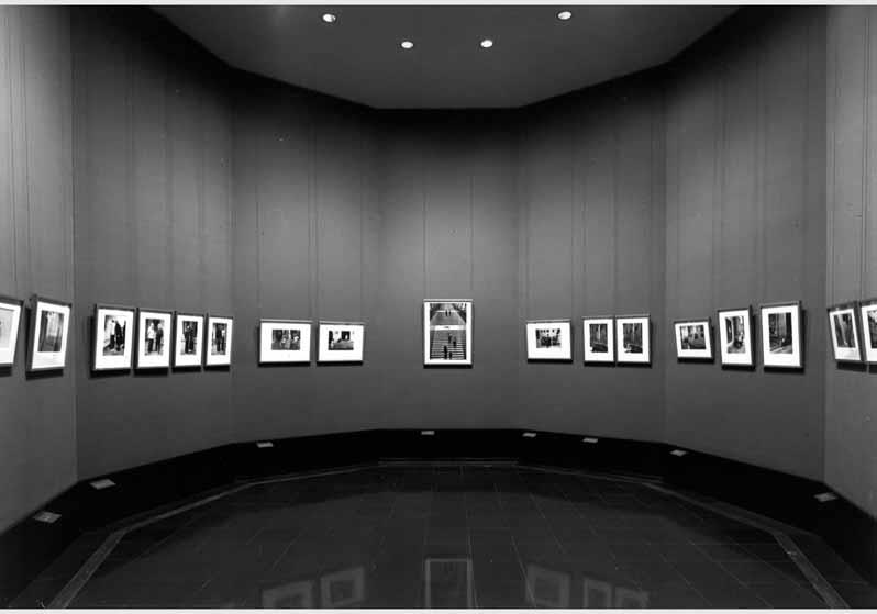 Blick in die Kabinett-Ausstellung "Menschen im Museum" vom 15. Nov. 2002 - 16. Febr. 2003 in der Alten Nationalgalerie