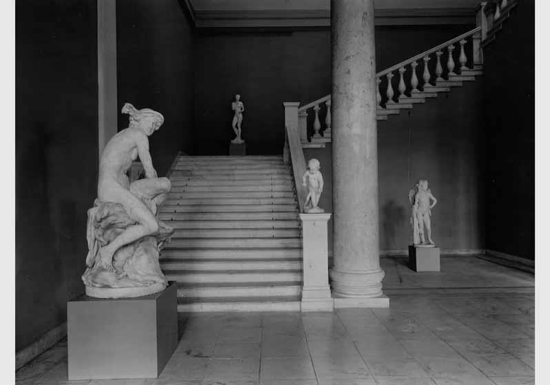 Blick in die Ausstellung der Nationalgalerie, Treppenhaus