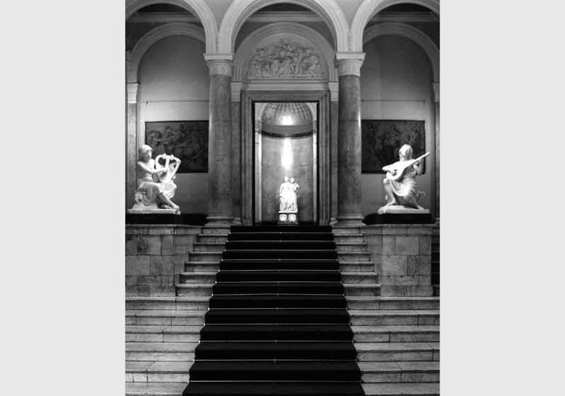 Blick auf die "Prinzessinnengruppe" von Johann Gottfried Schadow in der Nationalgalerie