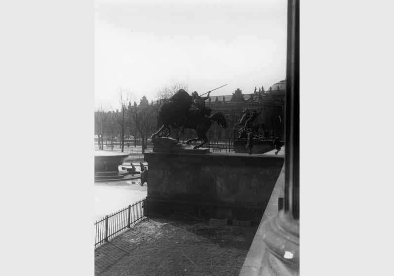 Blick auf die Amazonengruppe von August Kiss und der Löwenkämpfergruppe von Albert Wolff vor dem Alten Museum