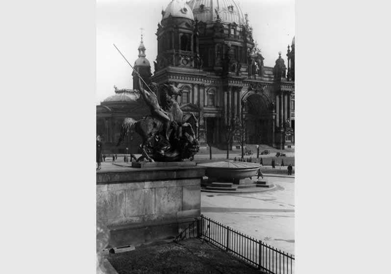 Blick auf die Löwenkämpfergruppe von Albert Wolff und die Granitschale von Christian Gottlieb Cantian vor dem Hintergrund des Berliner Doms
